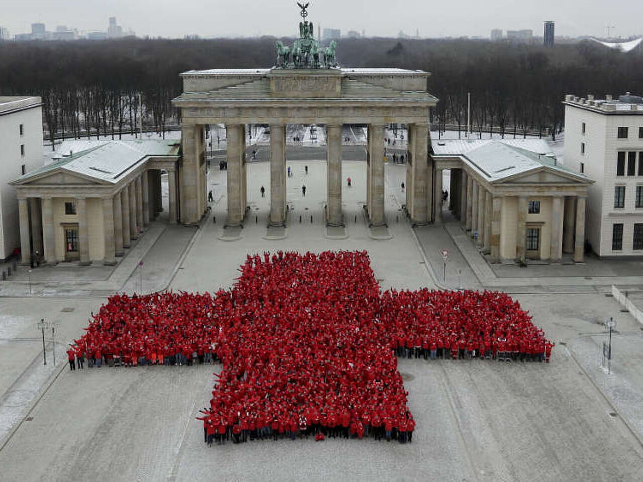 Jubiläum 150 Jahre DRK: Rotes Kreuz vor dem Brandenburger Tor i