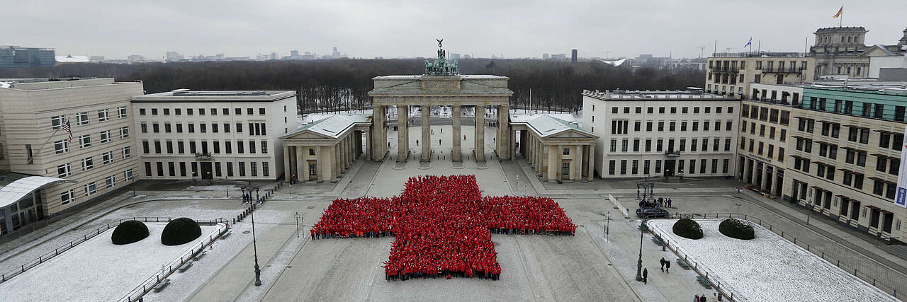 Jubiläum 150 Jahre DRK: Rotes Kreuz vor dem Brandenburger Tor i Jubiläum 150 Jahre DRK: Rotes Kreuz vor dem Brandenburger Tor i