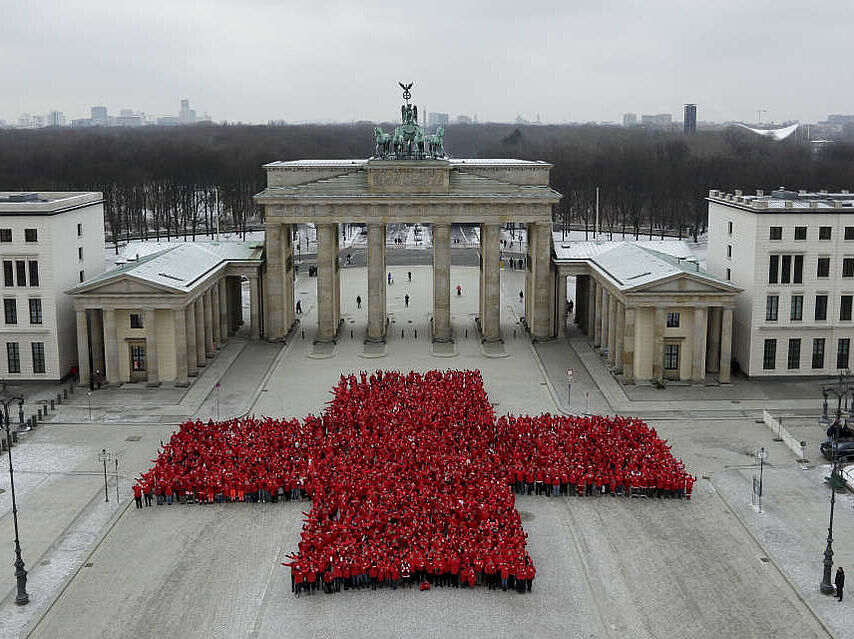 Jubiläum 150 Jahre DRK: Rotes Kreuz vor dem Brandenburger Tor i Jubiläum 150 Jahre DRK: Rotes Kreuz vor dem Brandenburger Tor i